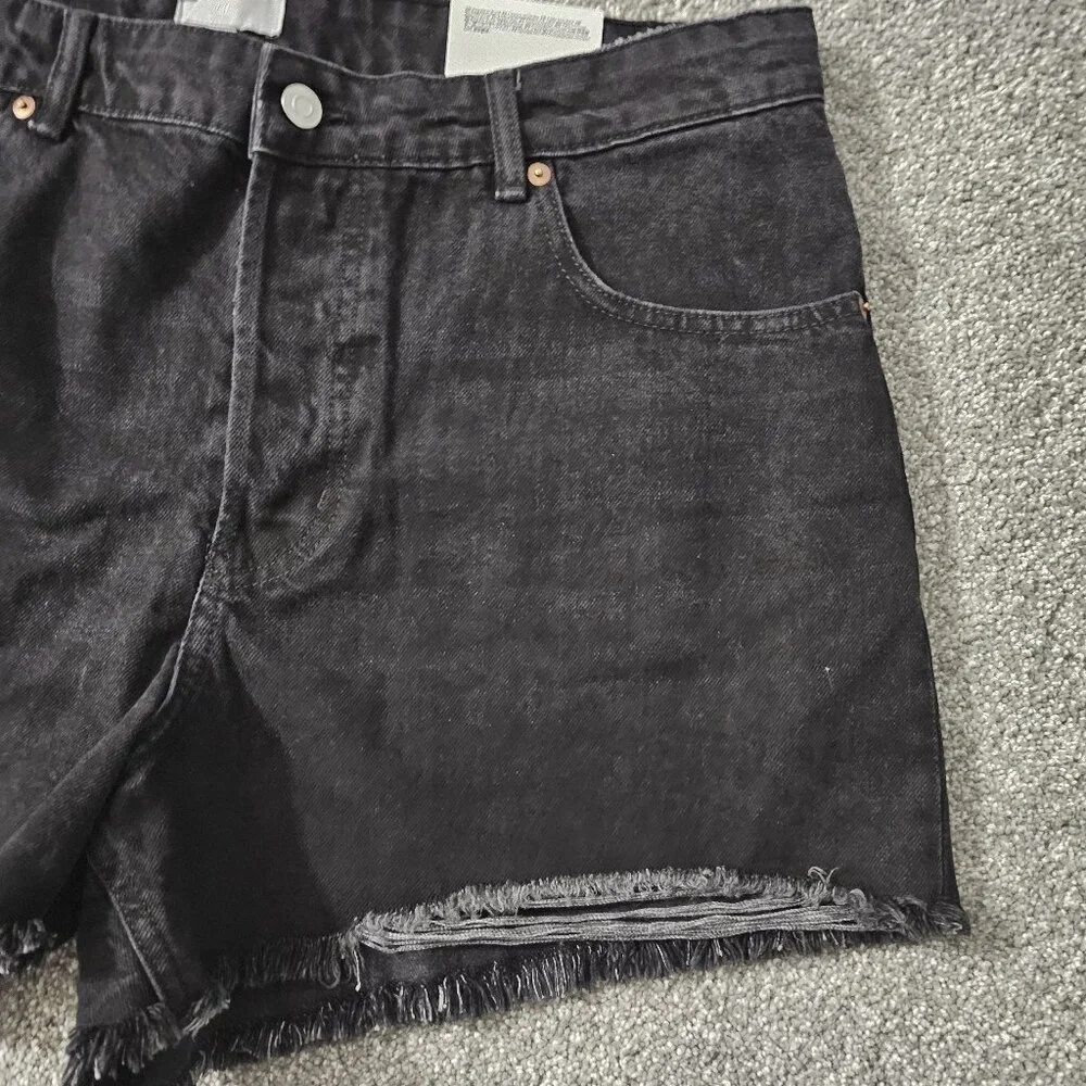 H&M ~ black ~ DENIM SHORTS ~ cotton ~ FRINGED HEM - Picture 2 of 9